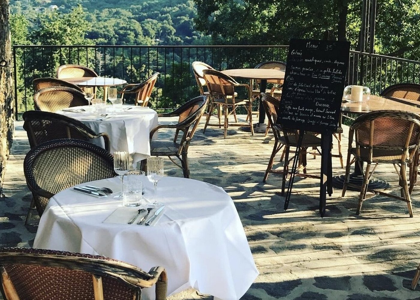 La terrasse de jour, tables dressées face à la montagne