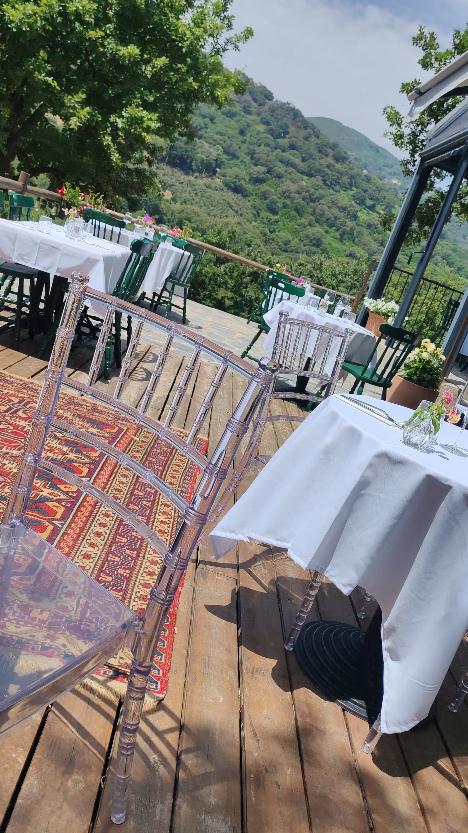 La terrasse du Campu di l'Altru Mondu, tables dressées face à la montagne, en Costa Verde